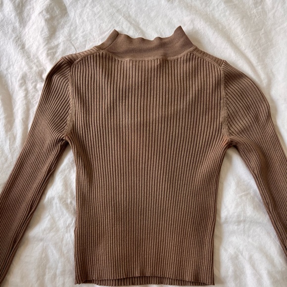 Nude mauve Aritzia top with cut out - Picture 3 of 4